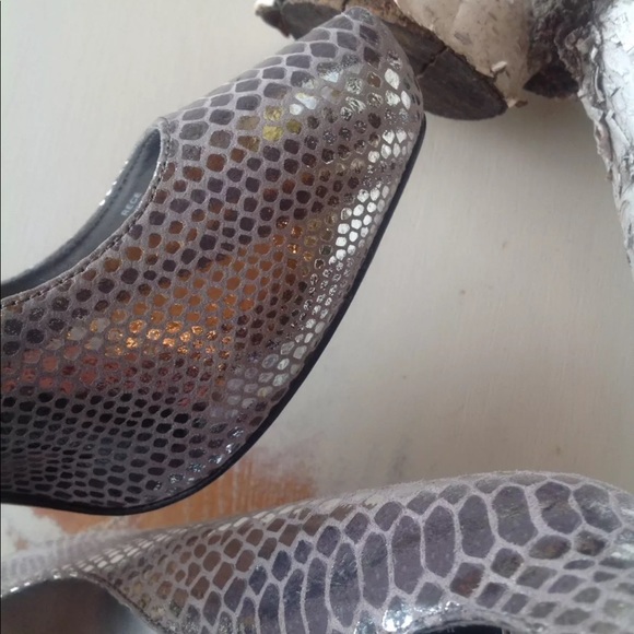 White House black market silver snakeskin heels - Picture 5 of 6